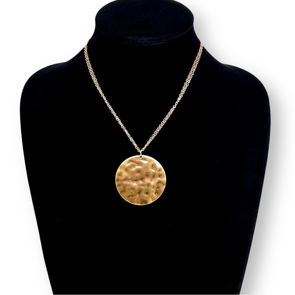 THE LIMITED 2” Hammered Gold Medallion Necklace NWT​ - Picture 7 of 7